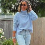 Niebieski sweter dla 50-latki