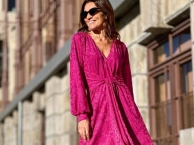 Elegancka sukienka dla 50-latki w modnym kolorze
