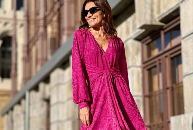 Elegancka sukienka dla 50-latki w modnym kolorze