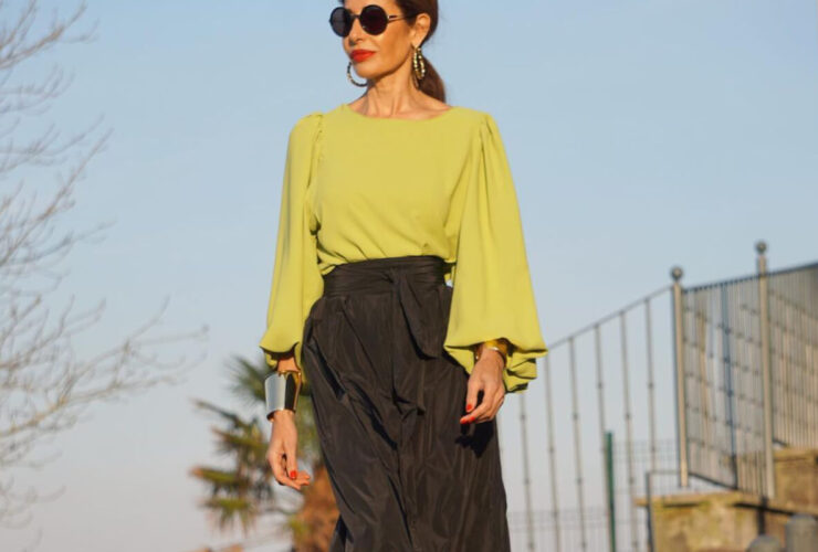 Kobieta po 50-tce w zwiewnej spódnicy damskiej z wysokim stanem.