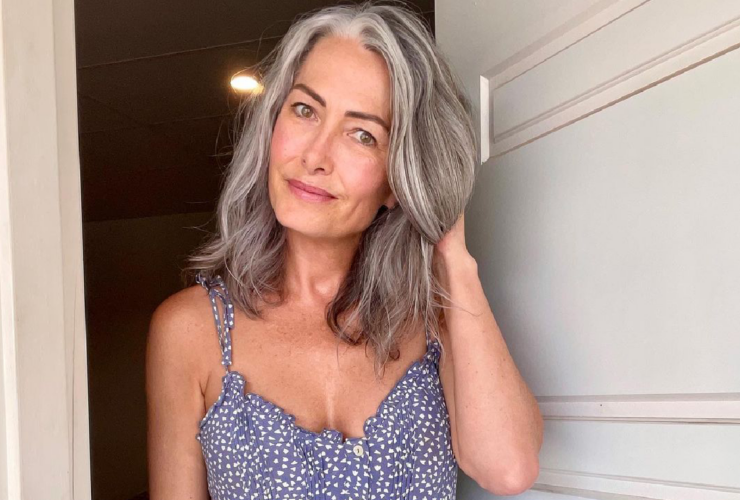 Naturalne siwe włosy