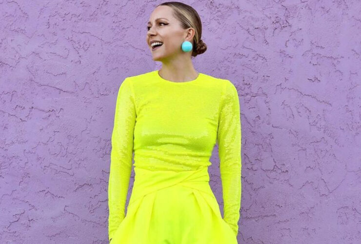 50-latka w neonowej stylizacji