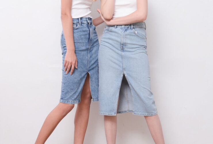 Jeansowe spódnice dla 50-tek, fot. Shutterstock