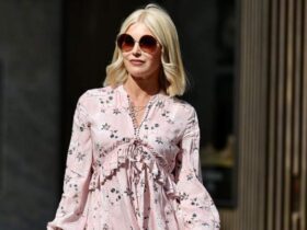 Sukienka koktajlowa dla 50-latki