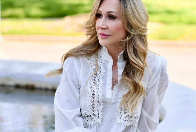 Ażurowe bluzki dla 50-latek w świetnej cenie