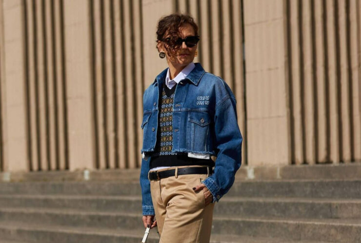 50-latka w kurtce jeansowej