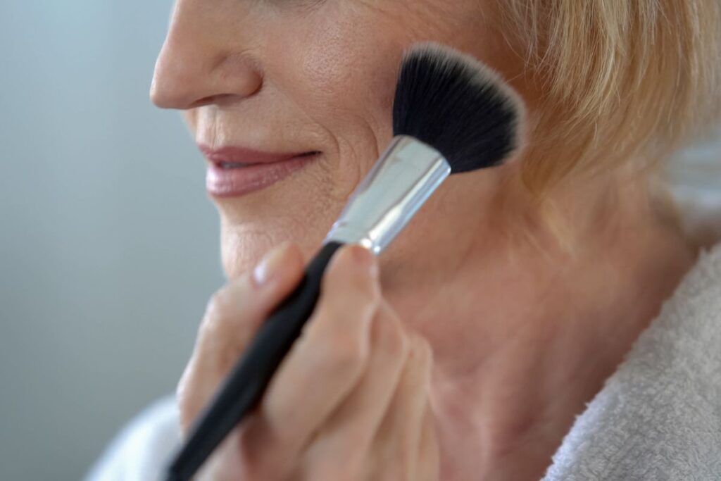 Rozświetlający makijaż dla kobiet po 50-tce