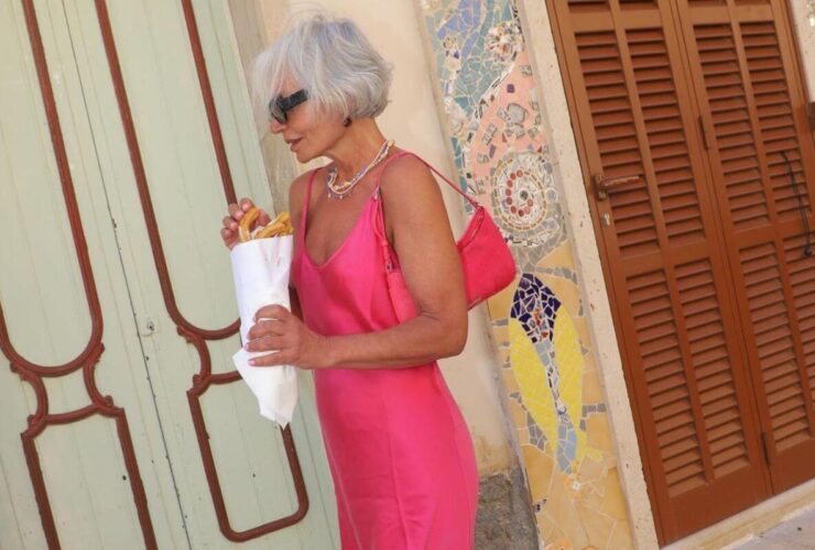 Sukienki dla 50-tek. Te są wyjątkowo twarzowe