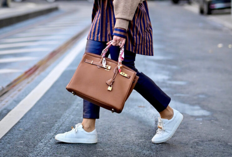 50-latka z brązową torebką