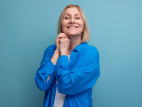 Uśmiechająca się kobieta w niebieskiej koszuli