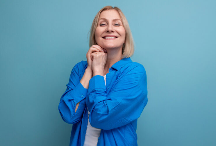 Uśmiechająca się kobieta w niebieskiej koszuli