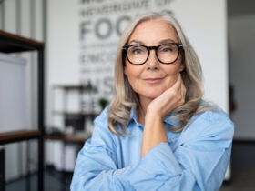 Starsza kobieta w okularach w pracy