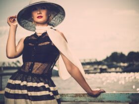 Kobieta z lat 20stych stojąca na pomoście